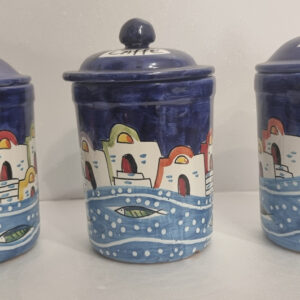 Barattoli in ceramica con coperchio decoro casette fondo blu
