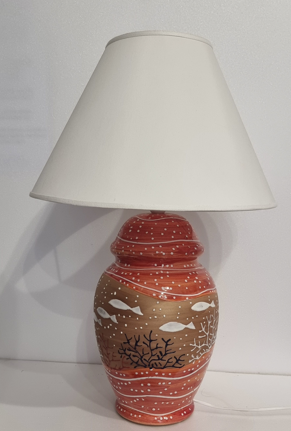 lampada con paralume decorato con casette costiera amalfitana con fondo marino, sormontata in bronzo e bianco - immagine 2