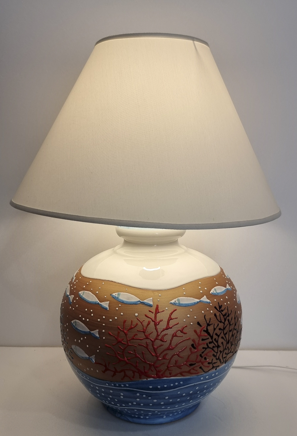 lampada con paralume effetto rilievo bronzo , fondale coralli rossi - immagine 2