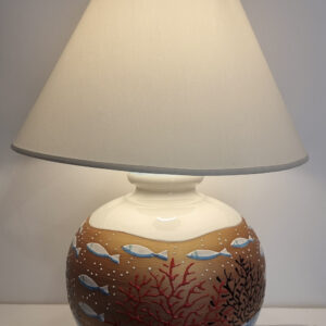 lampada con paralume effetto rilievo bronzo , fondale coralli rossi